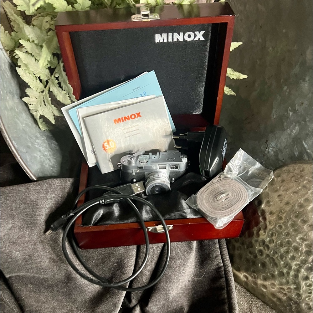 EUC Minox Leica M3 5.0 Digital Classic Camera